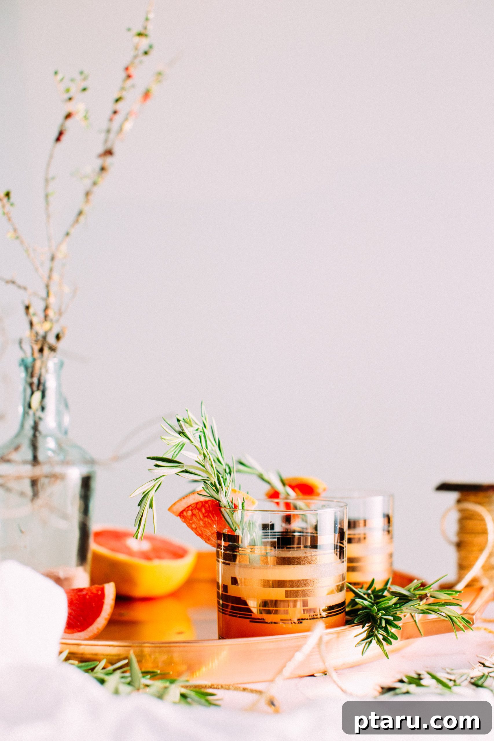 Rosemary Grapefruit Gin Sparkler 2 A refreshing Rosemary-Grapefruit Gin Fizz cocktail garnished with a fresh rosemary sprig and grapefruit slice.