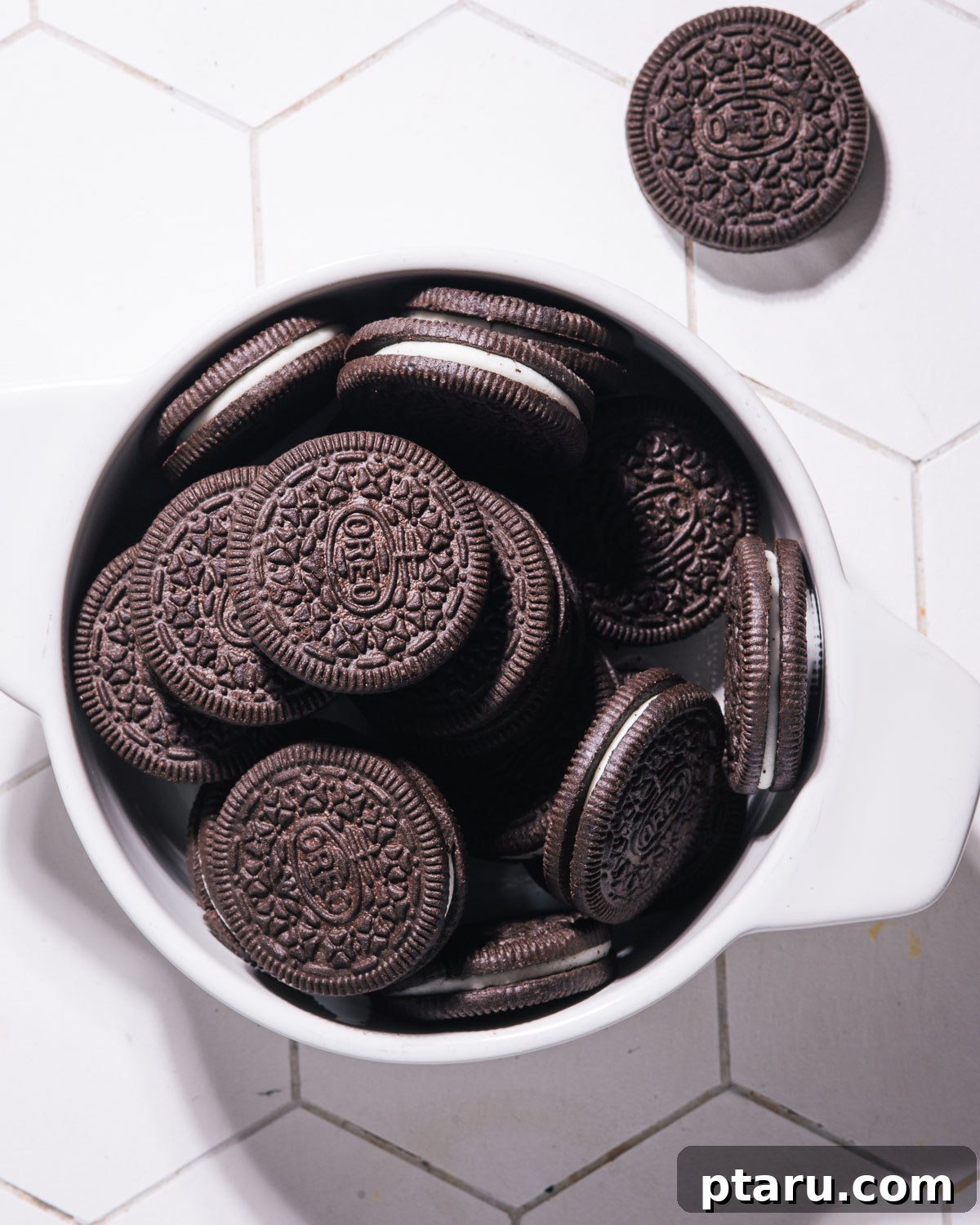 Effortless No-Churn Cookies and Cream Delight 5 Oreo cookies in a bowl.