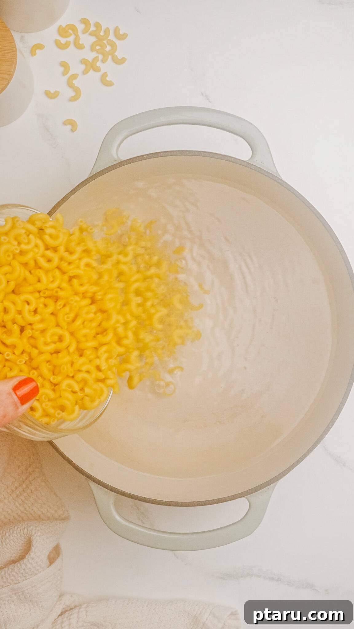 Classic Macaroni Goulash 4 Step 1: Cooking elbow macaroni in a large pot of boiling water.