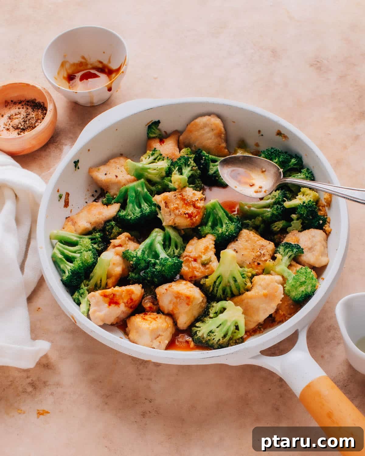 30 One-Pan Chicken Dinners: A Month of Simple Recipes 9 Chicken and broccoli in a savoury sauce.
